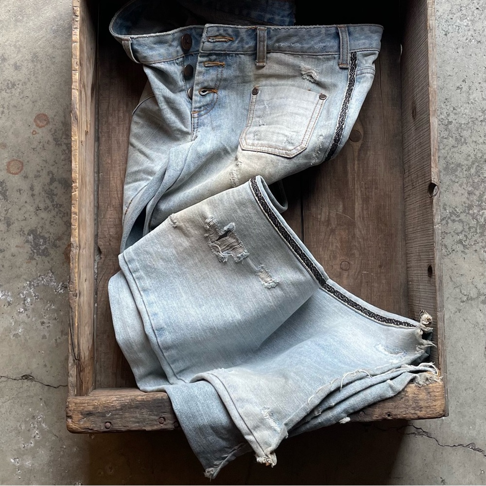 One x Teaspoon Women's Bell Bottom Light Blue Distressed Denim Jeans Size 28